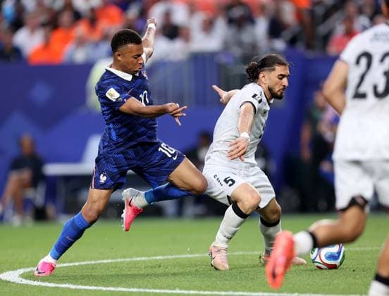 June 22, 2026, Philadelphia, Pennsylvania, USA: France s forward 10 Kylian Mbappe (L) and Iraqs forward 7 Youssef Amyn (R) vie for the ball during the 2026 World Cup Group I football match between France and Iraq at Lincoln Financial Field Stadium in Philadelphia, Pennsylvania, USA, on June 22, 2026. World Cup 2026: Group I: France Vs Iraq .  - ZUMAs337 20260622_znp_s337_035 Copyright: xGentxShkullakux