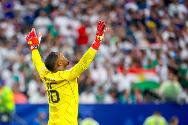 June 22, 2026, Philadelphia, Pennsylvania, USA: MIKE MAIGNAN of France thanks God before the start of the second half during the 2026 FIFA World Cup, WM, Weltmeisterschaft, Fussball Group I match at Philadelphia Stadium in Philadelphia, PA on June 22, 2026. Philadelphia USA - ZUMAm283 20260622_zsp_m283_037 Copyright: xBillyxMyersx