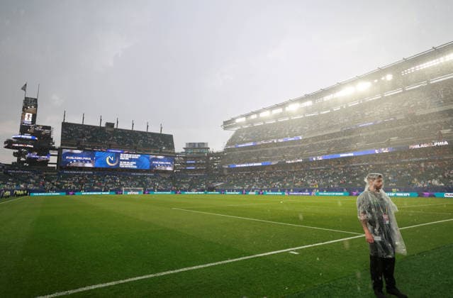 (260623) -- PHILADELPHIA, June 23, 2026 -- A staff member stands in the storm during the group I match between France and Iraq at the 2026 FIFA World Cup, WM, Weltmeisterschaft, Fussball at Philadelphia Stadium in Philadelphia, the United States, June 22, 2026. ) (SP)U.S.-PHILADELPHIA-FOOTBALL-FIFA WORLD CUP-GROUP I-FRA VS IRQ HuxXingyu 