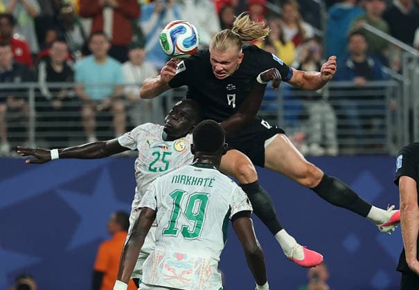 (260623) -- NEW YORK, June 23, 2026 -- Erling Haaland (top) of Norway fights for a head ball with El Hadji Malick Diouf (L) of Senegal during the group I match between Norway and Senegal at the 2026 FIFA World Cup, WM, Weltmeisterschaft, Fussball at New York New Jersey Stadium, the United States, June 22, 2026. ) (SP)U.S.-NEW YORK-FOOTBALL-FIFA WORLD CUP-GROUP I-NOR VS SEN CaoxCan 