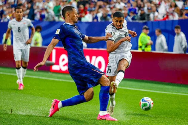 June 22, 2026, Philadelphia, Pennsylvania, USA: WILLIAM SALIBA of France blocks the cross of MIKE MAIGNAN of France during the 2026 FIFA World Cup, WM, Weltmeisterschaft, Fussball Group I match at Philadelphia Stadium in Philadelphia, PA on June 22, 2026. World Cup 2026: Group I: France V Iraq  - ZUMAm283 20260622_zsp_m283_041 Copyright: xBillyxMyersx