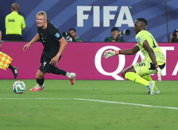 (260623) -- NEW YORK, June 23, 2026 -- Erling Haaland (L) of Norway vies with Edouard Mendy, goalkeeper of Senegal, during the group I match between Norway and Senegal at the 2026 FIFA World Cup, WM, Weltmeisterschaft, Fussball at New York New Jersey Stadium, the United States, June 22, 2026. ) (SP)U.S.-NEW YORK-FOOTBALL-FIFA WORLD CUP-GROUP I-NOR VS SEN CaoxCan 