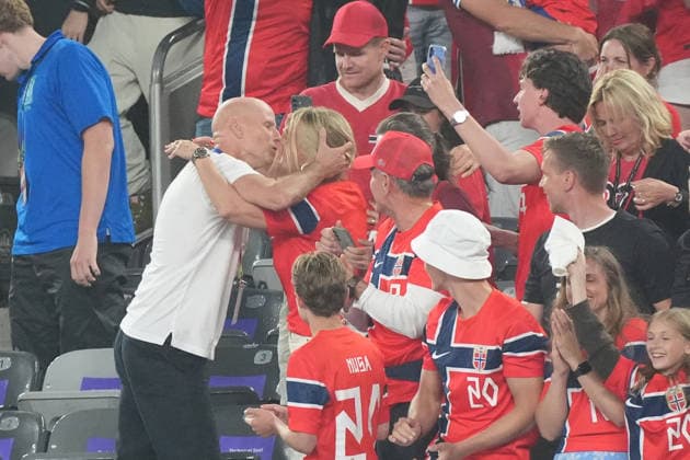 Trainer Coach Stale Solbakken (Norwegen, Norway) küsst nach dem Schlusspfiff seine Frau auf der Tribüne und feiert den Einzug in die KO Runde - New York 22.06.2026: Norwegen vs. Senegal, MetLife Stadium, World Cup 26 Gruppe I, 2. Spieltag *** Coach Stale Solbakken of Norway kisses his wife in the stands after the final whistle and celebrates advancing to the knockout round. New York, June 22, 2026. Norway vs. Senegal, MetLife Stadium, World Cup 26, Group I, Matchday 2,detected_source_language