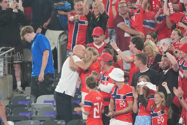 Trainer Coach Stale Solbakken (Norwegen, Norway) küsst nach dem Schlusspfiff seine Frau auf der Tribüne und feiert den Einzug in die KO Runde - New York 22.06.2026: Norwegen vs. Senegal, MetLife Stadium, World Cup 26 Gruppe I, 2. Spieltag *** Coach Stale Solbakken of Norway kisses his wife in the stands after the final whistle and celebrates advancing to the knockout round. New York, June 22, 2026. Norway vs. Senegal, MetLife Stadium, World Cup 26, Group I, Matchday 2,detected_source_language