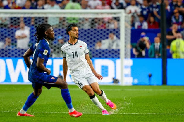 June 22, 2026, Philadelphia, Pennsylvania, USA: ZIDANE IQBAL of Iraq passes the ball during the 2026 FIFA World Cup, WM, Weltmeisterschaft, Fussball Group I match at Philadelphia Stadium in Philadelphia, PA on June 22, 2026. World Cup 2026: Group I: France V Iraq  - ZUMAm283 20260622_zsp_m283_046 Copyright: xBillyxMyersx