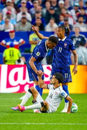June 22, 2026, Philadelphia, Pennsylvania, USA: KYLIAN MBAPPE (CAPTAIN) of France helps ZIDANE IQBAL of Iraq up after a hard foul during the 2026 FIFA World Cup, WM, Weltmeisterschaft, Fussball Group I match at Philadelphia Stadium in Philadelphia, PA on June 22, 2026. World Cup 2026: Group I: France V Iraq  - ZUMAm283 20260622_zsp_m283_049 Copyright: xBillyxMyersx