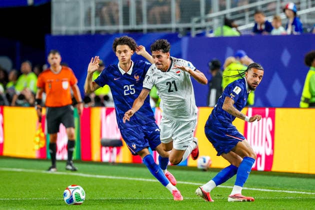 June 22, 2026, Philadelphia, Pennsylvania, USA: MAGHNES AKLIOUCHE of France fouls MARKO FARJI of Iraq during the 2026 FIFA World Cup, WM, Weltmeisterschaft, Fussball Group I match at Philadelphia Stadium in Philadelphia, PA on June 22, 2026. World Cup 2026: Group I: France V Iraq  - ZUMAm283 20260622_zsp_m283_072 Copyright: xBillyxMyersx