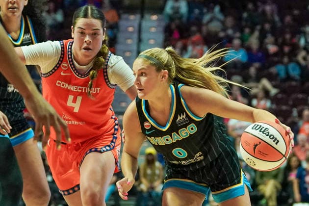 June 22, 2026, Uncasville, Connecticut, USA: Connecticut Sun guard Charlisse Leger-Walker (4) gives chase to the Chicago Sky guard Jacy Sheldon during the game at Mohegan Sun Arena WNBA, Basketball Damen, USA 2026: Chicago Sky At Connecticut Sun  - ZUMAw109 20260622_fap_w109_017 Copyright: xDebbyxWongx