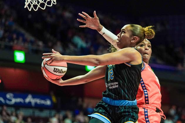 June 22, 2026, Uncasville, Connecticut, USA: Chicago Sky guard Sydney Taylor (12) goes up for a shot as Connecticut Sun forward Aaliyah Edwards (8) defends during the game at Mohegan Sun Arena WNBA, Basketball Damen, USA 2026: Chicago Sky At Connecticut Sun  - ZUMAw109 20260622_fap_w109_018 Copyright: xDebbyxWongx