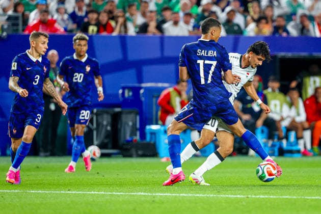 June 22, 2026, Philadelphia, Pennsylvania, USA: WILLIAM SALIBA of France tackles the ball away from AIMAR SHER of Iraq during the 2026 FIFA World Cup, WM, Weltmeisterschaft, Fussball Group I match at Philadelphia Stadium in Philadelphia, PA on June 22, 2026. Philadelphia USA - ZUMAm283 20260622_zsp_m283_075 Copyright: xBillyxMyersx