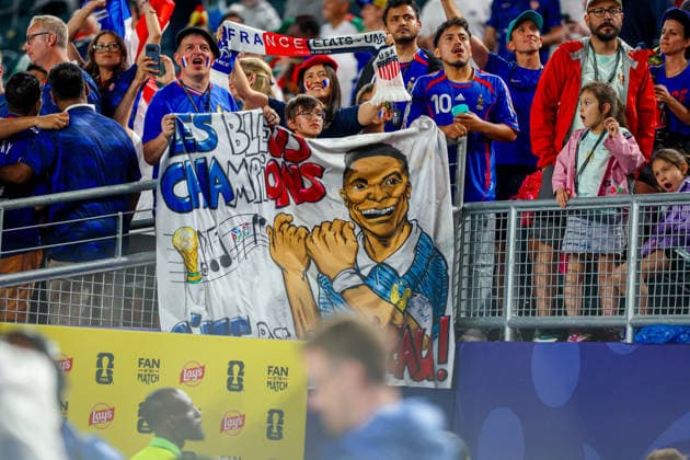 June 22, 2026, Philadelphia, Pennsylvania, USA: France fans hold up a banner celebrating KYLIAN MBAPPE (CAPTAIN) of France during the 2026 FIFA World Cup, WM, Weltmeisterschaft, Fussball Group I match at Philadelphia Stadium in Philadelphia, PA on June 22, 2026. Philadelphia USA - ZUMAm283 20260622_zsp_m283_078 Copyright: xBillyxMyersx