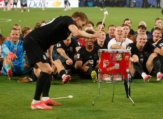 Norway s Martin Odegaard beats a drum as players and coaches perform the Viking Row after defeating Senegal 3-2 in a FIFA World Cup, WM, Weltmeisterschaft, Fussball match at New York New Jersey Stadium in East Rutherford, New Jersey, on Monday, June 22, 2026.  NYP20260622981 JOHNxANGELILLO