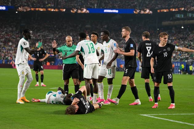 Fußball, WM 2026, 20260622, Norwegen - Senegal. Im Bild v.l. Pathe CISS (Senegal, 6), idrissa GUEYE (Senegal, 5), Schiedsrichter Wilton PEREIRA SAMPAIO (Brasilien), ismail JAKOBS (Senegal, 14), IsmaÃ¯la SARR (Senegal, 18), David MOLLER WOLFE (Norwegen, 5), Nicolas JACKSON (Senegal, 11), Kristoffer AJER (Norwegen, 3), Sander BERGE (Norwegen, 8), Martin ODEGAARD (Norwegen, 10). East Rutherford New-York-New-Jersey-Stadion New Jersey Vereinigte Staaten von Amerika *** Soccer, 2026 World Cup, 20260622, Norway vs. Senegal. Pictured from left Copyright: Passion2Press MarkusxFischerx