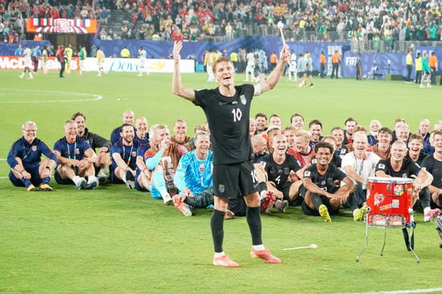 Die ganze Mannschaft Norwegens macht den Vikinger Ruderjubel RU! mit den Fans nach dem Einzug in die KO-Runde, Martin Odegaard (Norwegen, Norway, 10) an der Trommel - New York 22.06.2026: Norwegen vs. Senegal, MetLife Stadium, World Cup 26 Gruppe I, 2. Spieltag *** The entire Norwegian team joins the fans in the Viking rowing cheer RU after advancing to the knockout round, Martin Odegaard, Norway, No. 10 at the drum, New York, June 22, 2026, Norway vs. Senegal, MetLife Stadium, World Cup 26, Group I, Matchday 2,detected_source_language