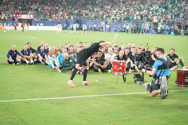 Die ganze Mannschaft Norwegens macht den Vikinger Ruderjubel RU! mit den Fans nach dem Einzug in die KO-Runde, Martin Odegaard (Norwegen, Norway, 10) an der Trommel - New York 22.06.2026: Norwegen vs. Senegal, MetLife Stadium, World Cup 26 Gruppe I, 2. Spieltag *** The entire Norwegian team joins the fans in the Viking rowing cheer RU after advancing to the knockout round, Martin Odegaard, Norway, No. 10 at the drum, New York, June 22, 2026, Norway vs. Senegal, MetLife Stadium, World Cup 26, Group I, Matchday 2,detected_source_language