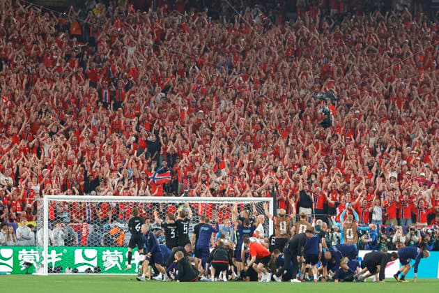 Norwegian players celebrate at the end of a Group I match in the 2026 FIFA World Cup, WM, Weltmeisterschaft, Fussball between Norway and Senegal at MetLife Stadium in New Jersey, United States, 22 June 2026. FIFA WORLD CUP 2026 - Group I - Norway vs Senegal !ACHTUNG: NUR REDAKTIONELLE NUTZUNG!  Copyright: xSebastiaoxMoreriax GR2180 20260623-55020679151_1