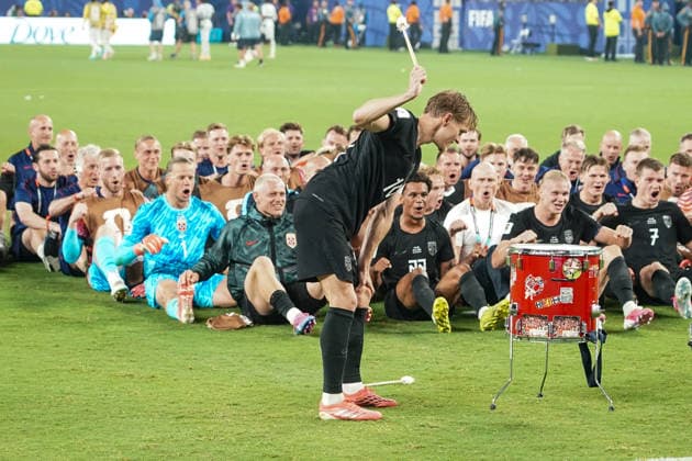 Die ganze Mannschaft Norwegens macht den Vikinger Ruderjubel RU! mit den Fans nach dem Einzug in die KO-Runde, Martin Odegaard (Norwegen, Norway, 10) an der Trommel - New York 22.06.2026: Norwegen vs. Senegal, MetLife Stadium, World Cup 26 Gruppe I, 2. Spieltag *** The entire Norwegian team joins the fans in the Viking rowing cheer RU after advancing to the knockout round, Martin Odegaard, Norway, No. 10 at the drum, New York, June 22, 2026, Norway vs. Senegal, MetLife Stadium, World Cup 26, Group I, Matchday 2,detected_source_language