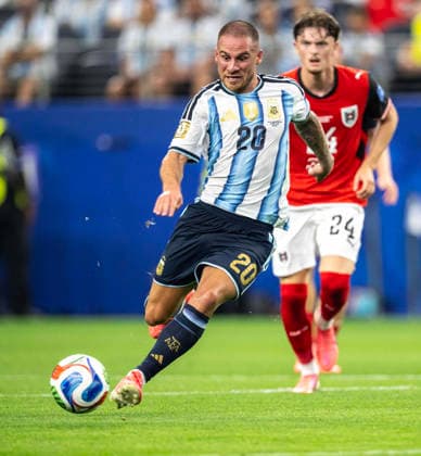 June 22, 2026, Arlington, Texas, USA: Argentina player 20 MD ALEXIS MAC ALLISTER moving fast on the pitch past Austrian player 24 MF PAUL WANNER Arlington USA - ZUMAm147 20260622_zap_m147_027 Copyright: xHossxMcBainx
