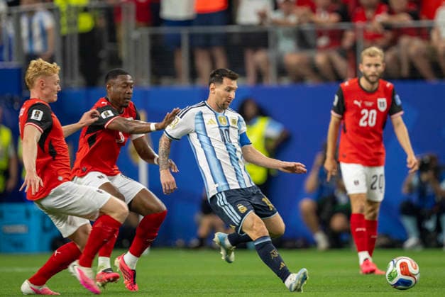 June 22, 2026, Arlington, Texas, USA: Argentina player 10 FWD LIONEL MESSI dribbling past Austrian players 6 MF NICOLAS SEIWALD, 8 DEF DAVID ALABA and 20 MF KONRAD LAIMER looking on Arlington USA - ZUMAm147 20260622_zap_m147_034 Copyright: xHossxMcBainx