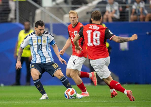 June 22, 2026, Arlington, Texas, USA: Argentina player 10 FWD LIONEL MESSI going up against Austrian players 4 MF XAVER SCHLAGER and 18 MD NICO PAZ Arlington USA - ZUMAm147 20260622_zap_m147_037 Copyright: xHossxMcBainx