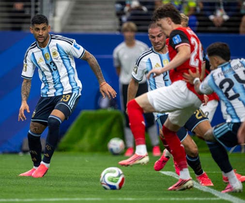 June 22, 2026, Arlington, Texas, USA: Argentina players 13 DF CRISTIAN ROMERO, 20 MD ALEXIS MAC ALLISTER and 24 MD ENZO FERNoÂNDEZ closing in on Austrian player 24 MF PAUL WANNER Arlington USA - ZUMAm147 20260622_zap_m147_040 Copyright: xHossxMcBainx