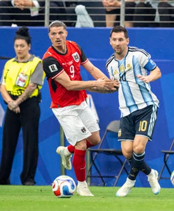 June 22, 2026, Arlington, Texas, USA: Austrian player 9 MF MARCEL SABITZER trying to keep Argentina player 10 FWD LIONEL MESSI Arlington USA - ZUMAm147 20260622_zap_m147_042 Copyright: xHossxMcBainx