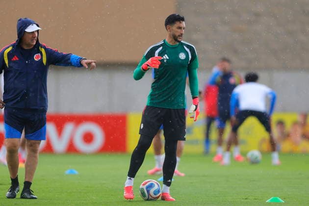 FIFA World Cup, WM, Weltmeisterschaft, Fussball 2026 - Colombia training session Colombia s head coach, Nestor Lorenzo (L), gives instructions to Camilo Vargas (R) during a training session ahead of their FIFA World Cup 2026 Group K match against DR Congo in Guadalajara, Jalisco, Mexico, 22 June 2026. GUADALAJARA Mexico  Copyright: xFRANCISCOxGUASCOx