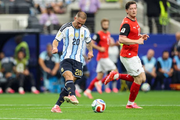 Argentina s Alexis Mac Allister passes the ball forward during the FIFA World Cup, WM, Weltmeisterschaft, Fussball 2026 Group J match between Argentina and Austria at Dallas Stadium on June 22, 2026 in Dallas, United States. (Photo by Torbjorn Tande DeFodi Images) - *** Argentinas Alexis Mac Allister passes the ball forward during the 2026 FIFA World Cup Group J match between Argentina and Austria at Dallas Stadium on June 22, 2026, in Dallas, United States. Photo by Torbjorn Tande, DeFodi Images,detected_source_language
