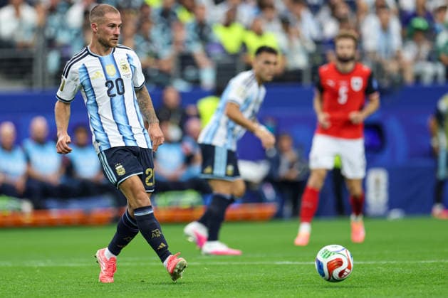 Argentina s Alexis Mac Allister passes the ball forward during the FIFA World Cup, WM, Weltmeisterschaft, Fussball 2026 Group J match between Argentina and Austria at Dallas Stadium on June 22, 2026 in Dallas, United States. (Photo by Torbjorn Tande DeFodi Images) - *** Argentinas Alexis Mac Allister passes the ball forward during the 2026 FIFA World Cup Group J match between Argentina and Austria at Dallas Stadium on June 22, 2026, in Dallas, United States. Photo by Torbjorn Tande, DeFodi Images,detected_source_language