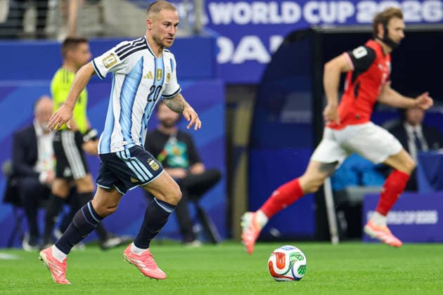 Argentina s Alexis Mac Allister running forward with the ball during the FIFA World Cup, WM, Weltmeisterschaft, Fussball 2026 Group J match between Argentina and Austria at Dallas Stadium on June 22, 2026 in Dallas, United States. (Photo by Torbjorn Tande DeFodi Images) - *** Argentinas Alexis Mac Allister running forward with the ball during the 2026 FIFA World Cup Group J match between Argentina and Austria at Dallas Stadium on June 22, 2026, in Dallas, United States. Photo by Torbjorn Tande, DeFodi Images,detected_source_language