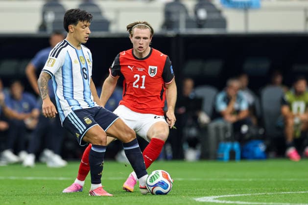 Argentina s Lisandro Martinez and Austria s Patrick Wimmer battling for the ball during the FIFA World Cup, WM, Weltmeisterschaft, Fussball 2026 Group J match between Argentina and Austria at Dallas Stadium on June 22, 2026 in Dallas, United States. (Photo by Torbjorn Tande DeFodi Images) - *** Argentinas Lisandro Martinez and Austrias Patrick Wimmer battling for the ball during the 2026 FIFA World Cup Group J match between Argentina and Austria at Dallas Stadium on June 22, 2026, in Dallas, United States. Photo by Torbjorn Tande, DeFodi Images,detected_source_language