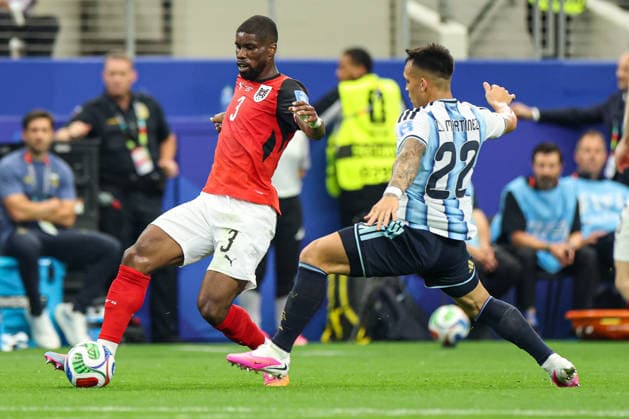 Austria s Kevin Danso passes the ball forward during the FIFA World Cup, WM, Weltmeisterschaft, Fussball 2026 Group J match between Argentina and Austria at Dallas Stadium on June 22, 2026 in Dallas, United States. (Photo by Torbjorn Tande DeFodi Images) - *** Austrias Kevin Danso passes the ball forward during the 2026 FIFA World Cup Group J match between Argentina and Austria at Dallas Stadium on June 22, 2026, in Dallas, United States. Photo by Torbjorn Tande, DeFodi Images,detected_source_language