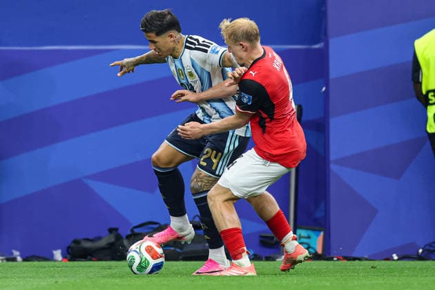 Argentina s Enzo Fernandez and Austria s Xaver Schlager battling for the ball during the FIFA World Cup, WM, Weltmeisterschaft, Fussball 2026 Group J match between Argentina and Austria at Dallas Stadium on June 22, 2026 in Dallas, United States. (Photo by Torbjorn Tande DeFodi Images) - *** Argentinas Enzo Fernández and Austrias Xaver Schlager battling for the ball during the 2026 FIFA World Cup Group J match between Argentina and Austria at Dallas Stadium on June 22, 2026, in Dallas, United States. Photo by Torbjorn Tande, DeFodi Images,detected_source_language