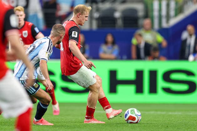 Austria s Xaver Schlager passes the ball during the FIFA World Cup, WM, Weltmeisterschaft, Fussball 2026 Group J match between Argentina and Austria at Dallas Stadium on June 22, 2026 in Dallas, United States. (Photo by Torbjorn Tande DeFodi Images) - *** Austrias Xaver Schlager passes the ball during the 2026 FIFA World Cup Group J match between Argentina and Austria at Dallas Stadium on June 22, 2026, in Dallas, United States. Photo by Torbjorn Tande, DeFodi Images,detected_source_language