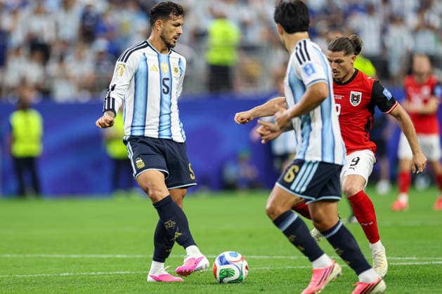 Argentina s Leandro Paredes passes the ball forward during the FIFA World Cup, WM, Weltmeisterschaft, Fussball 2026 Group J match between Argentina and Austria at Dallas Stadium on June 22, 2026 in Dallas, United States. (Photo by Torbjorn Tande DeFodi Images) - *** Argentinas Leandro Paredes passes the ball forward during the 2026 FIFA World Cup Group J match between Argentina and Austria at Dallas Stadium on June 22, 2026, in Dallas, United States. Photo by Torbjorn Tande, DeFodi Images,detected_source_language