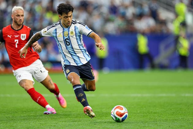 Argentina s Lisandro Martinez in action during the FIFA World Cup, WM, Weltmeisterschaft, Fussball 2026 Group J match between Argentina and Austria at Dallas Stadium on June 22, 2026 in Dallas, United States. (Photo by Torbjorn Tande DeFodi Images) - *** Argentinas Lisandro Martinez in action during the 2026 FIFA World Cup Group J match between Argentina and Austria at Dallas Stadium on June 22, 2026, in Dallas, United States. Photo by Torbjorn Tande, DeFodi Images,detected_source_language