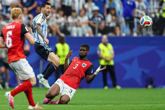 Argentina s Lionel Messi and Austria s Kevin Danso battling for the ball during the FIFA World Cup, WM, Weltmeisterschaft, Fussball 2026 Group J match between Argentina and Austria at Dallas Stadium on June 22, 2026 in Dallas, United States. (Photo by Torbjorn Tande DeFodi Images) - *** Argentinas Lionel Messi and Austrias Kevin Danso battling for the ball during the 2026 FIFA World Cup Group J match between Argentina and Austria at Dallas Stadium on June 22, 2026, in Dallas, United States. Photo by Torbjorn Tande, DeFodi Images,detected_source_language