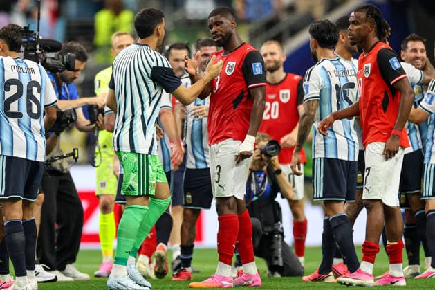 Austria s Kevin Danso thanking players during the FIFA World Cup, WM, Weltmeisterschaft, Fussball 2026 Group J match between Argentina and Austria at Dallas Stadium on June 22, 2026 in Dallas, United States. (Photo by Torbjorn Tande DeFodi Images) - *** Austrias Kevin Danso thanking players during the 2026 FIFA World Cup Group J match between Argentina and Austria at Dallas Stadium on June 22, 2026, in Dallas, United States. Photo by Torbjorn Tande, DeFodi Images,detected_source_language