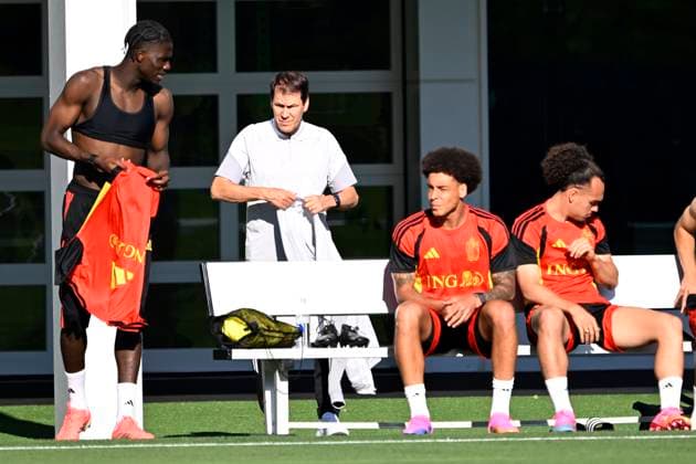 Belgian national football team - FIFA World Cup, WM, Weltmeisterschaft, Fussball 2026 - media activities 22 06 2026 RENTON, UNITED STATES OF AMERICA - JUNE 22 : Garcia Rudi head coach of Belgium talking to Onana Amadou midfielder of Belgium, Witsel Axel midfielder of Belgium and Theate Arthur defender of Belgium pictured during a training session of the Belgian national football team during the FIFA World Cup 2026 on June 22, 2026 in Renton, United States of America, 22 06 2026 Renton United States of America  Copyright: xNicoxVereeckenx