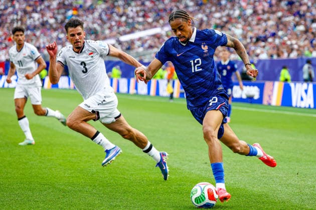 June 22, 2026, Philadelphia, Pennsylvania, USA: BRADLEY BARCOLA of France dribbles the ball into the box while being defended by HUSSEIN ALI of Iraq during the 2026 FIFA World Cup, WM, Weltmeisterschaft, Fussball Group I match at Philadelphia Stadium. Philadelphia USA - ZUMAm283 20260622_zsp_m283_027 Copyright: xBillyxMyersx