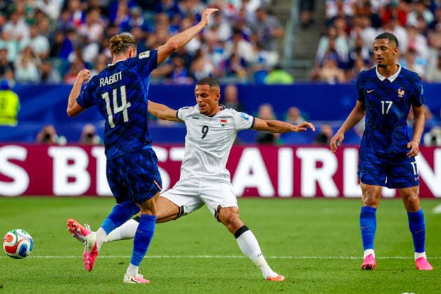 June 22, 2026, Philadelphia, Pennsylvania, USA: ALI AL-HAMADI of Iraq tackles the ball away from ADRIEN RABIOT of France during the 2026 FIFA World Cup, WM, Weltmeisterschaft, Fussball Group I match at Philadelphia Stadium. Philadelphia USA - ZUMAm283 20260622_zsp_m283_030 Copyright: xBillyxMyersx