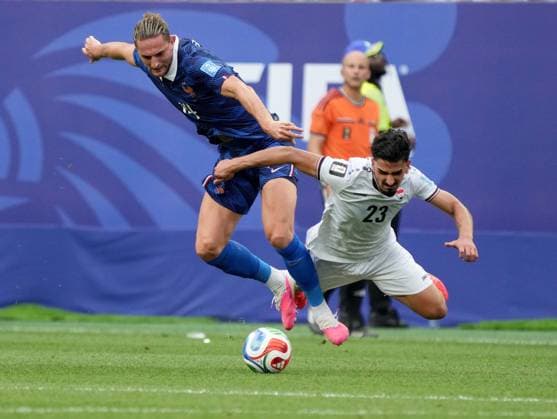 June 22, 2026, Philadelphia, Pennsylvania, USA: France s midfielder 14 ADRIEN RABIOT (L) and Iraq s midfielder 23 MERCHAS DOSKI (R) vie for the ball during the 2026 World Cup Group I football match between France and Iraq at Lincoln Financial Field Stadium. World Cup 2026: Group I: France 3:0 Iraq  - ZUMAs337 20260622_znp_s337_006 Copyright: xGentxShkullakux