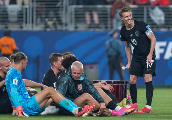 Martin Odegaard (Norway, 10) mit der Trommel nach dem Spiel. Die Spieler feiern nach dem Spiel mit den Fans. FIFA World Cup, WM, Weltmeisterschaft, Fussball 2026: Norway vs Senegal 22 June 2026, FIFA World Cup 2026: Norway vs Senegal (Group I, Matchday 2) at New York New Jersey Stadium in East Rutherford, New Jersey, USA. *** Martin Odegaard of Norway, No. 10, playing the drum after the game. The players celebrate with the fans after the game. FIFA World Cup 2026 Copyright: HMBxMedia xMarcoxBader