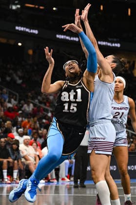 ATLANTA, GA - JUNE 22: Atlanta guard Allisha Gray (15) drives to the basket during the WNBA, Basketball Damen, USA game between the Toronto Tempo and the Atlanta Dream on June 22nd, 2026 at State Farm Arena in Atlanta, GA. (Photo by Rich von Biberstein Icon Sportswire) WNBA: JUN 22 Toronto Tempo at Atlanta Dream EDITORIAL USE ONLY Icon260622033