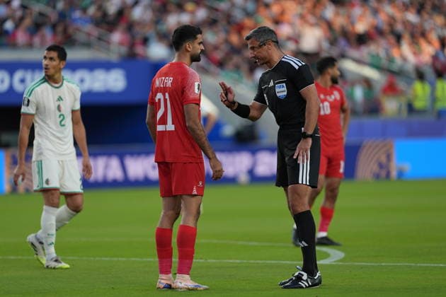 Jordan v Algeria - FIFA World Cup, WM, Weltmeisterschaft, Fussball 2026 - Group J SANTA CLARA, UNITED STATES - JUNE 22: Nizar al-Rashdan of Jordan talks to the referee Slavko Vincic during the 2026 FIFA World Cup First Stage Group J match between Jordan and Algeria at Levi s Stadium (San Francisco Bay Area Stadium) in Santa Clara, California, United States on June 22, 2026. Tayfun Coskun Anadolu California United States. Editorial use only. Please get in touch for any other usage.  Copyright: x2026xAnadoluxTayfunxCoskunx