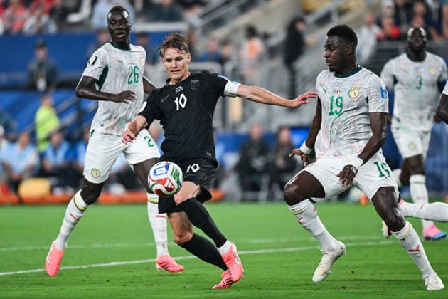 Martin Odegaard of Norway (C) and Moussa Niakhate of Senegal (R) fight for possession during a FIFA Men’s World Cup 2026 Group Stage football match between Norway and Senegal at New York New Jersey Stadium, in Philadelphia on June 22th 2026 (Photo by Andre Ricardo SPP)  Copyright: xAndrexRicardo SPPx Sportspressphoto_SPR173938