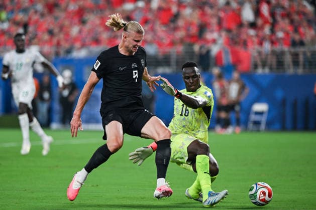 Erling Haaland of Norway (L) ad Edouard Mendy of Senegal (R) fight for possession during a FIFA Men’s World Cup 2026 Group Stage football match between Norway and Senegal at New York New Jersey Stadium, in Philadelphia on June 22th 2026 (Photo by Andre Ricardo SPP)  Copyright: xAndrexRicardo SPPx Sportspressphoto_SPR173944