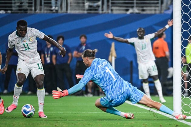 Nicolas Jackson of Senegal (L) shoots for goal under pressure from Orjan Nyland of Norway (R) during a FIFA Men’s World Cup 2026 Group Stage football match between Norway and Senegal at New York New Jersey Stadium, in Philadelphia on June 22th 2026 (Photo by Andre Ricardo SPP)  Copyright: xAndrexRicardo SPPx Sportspressphoto_SPR173955