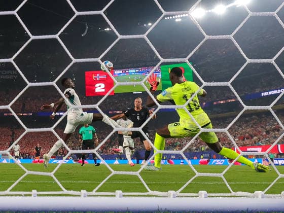 June 22, 2026, East Rutherford, New Jersey, USA: Norway forward ERLING HAALAND (9) watches the ball while Senegal goalkeeper EDOUARD MENDY (16) goes to dive to black the shot during the 2026 FIFA World Cup, WM, Weltmeisterschaft, Fussball match between Norway and Senegal at MetLife Stadium in East Rutherford, NJ East Rutherford USA - ZUMAr225 20260622_zsp_r225_004 Copyright: xScottxRausenbergerx