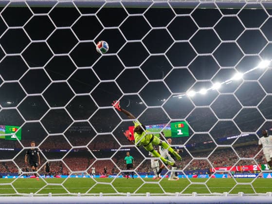 June 22, 2026, East Rutherford, New Jersey, USA: Senegal goalkeeper EDOUARD MENDY (16) watches the ball as it goes past him into the net during the 2026 FIFA World Cup, WM, Weltmeisterschaft, Fussball match between Norway and Senegal at MetLife Stadium in East Rutherford, NJ East Rutherford USA - ZUMAr225 20260622_zsp_r225_013 Copyright: xScottxRausenbergerx